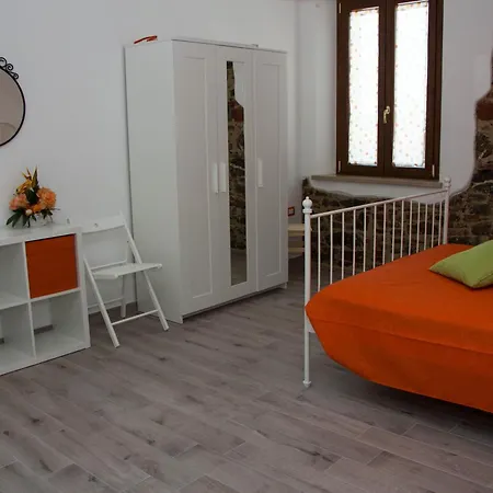 La Nana Gialla Guest house *